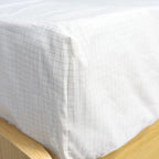 Close-up of the fitted sheet corner and silver grid
